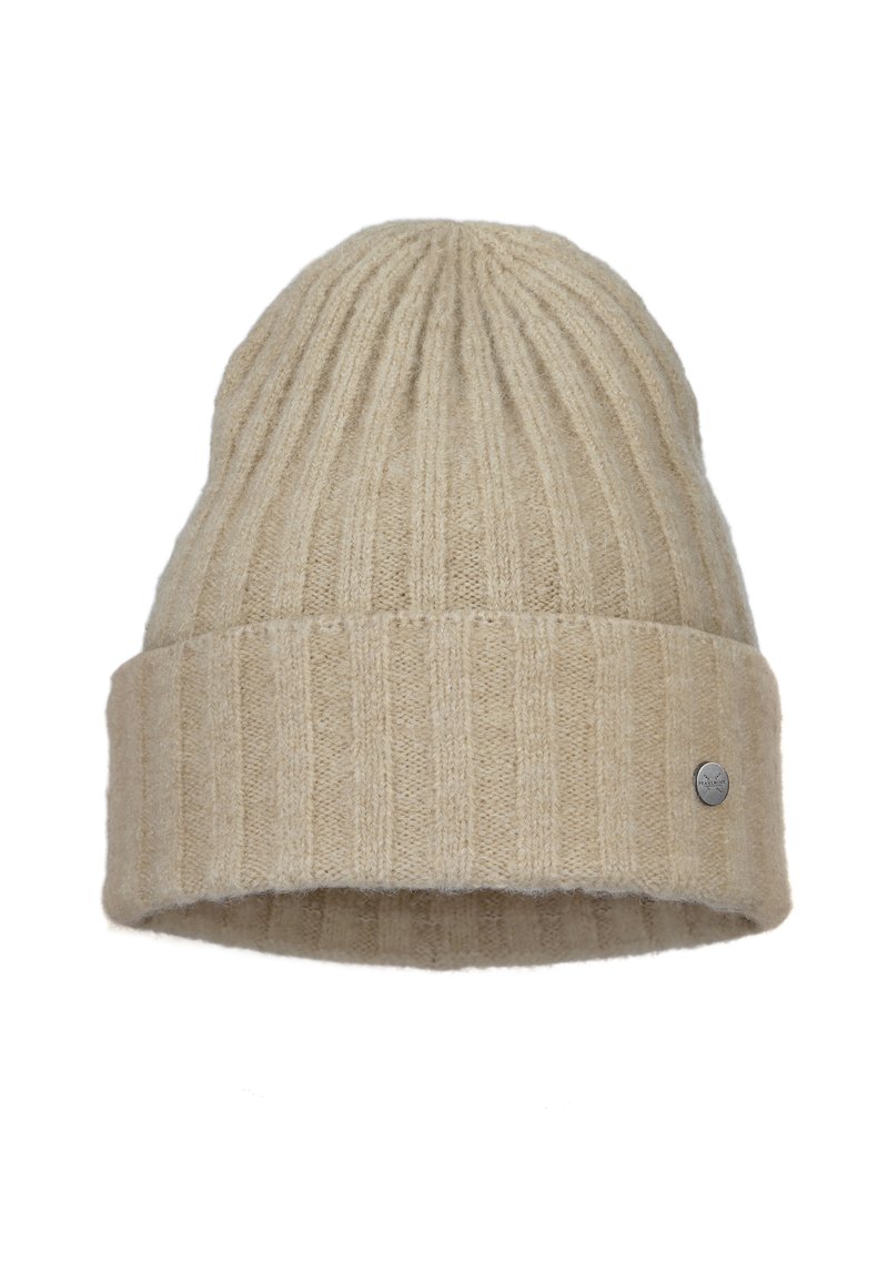 Bež pleteni šešir s rebrastom teksturom, preklopnim rubom i malim metalnim logotipom s bočne strane. Mekan i topao materijal.