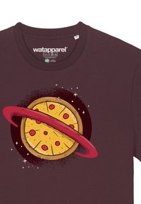 Bordeauxrotes T-Shirt mit einem Grafikdesign von einer Pizza mit gelbem Rand, Salami und einem roten Ring, vor einem Hintergrund aus Sternen.