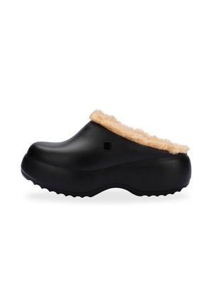 Schwarzer Clog mit einer weichen, tanfarbenen Kunstfell-Fütterung und strukturiertem Gummisohle, mit konturiertem Shape und rundem Zehendesign.