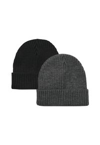 Due beanie lavorati a maglia: uno nero e uno grigio scuro. Entrambi presentano bordi a coste e una cima arrotondata. La texture sembra soffice e calda.