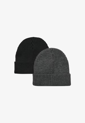 Due beanie lavorati a maglia: uno nero e uno grigio scuro. Entrambi presentano bordi a coste e una cima arrotondata. La texture sembra soffice e calda.