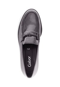 Grijze gepatineerde leren loafer met een ronde neus, decoratieve hardwareaccent op de wreef en een gestructureerde zool. Gabor-merknaam op de binnenzool.