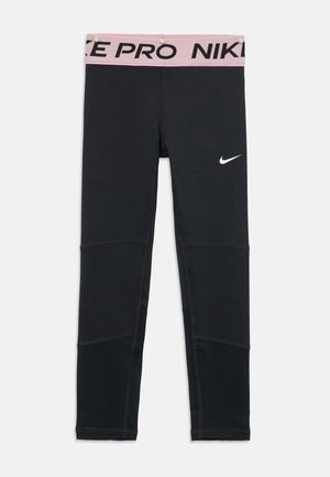 Črne legice Nike Pro z roza pasom, na katerem je napis "NIKE PRO", in belim logotipom Nike Swoosh na levi stegni.