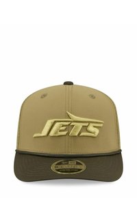 Khaki Baseballcap mit einem olivgrünen Schirm, mit einem erhabenen bestickten "JETS"-Logo an der Vorderseite. Aus weichem Stoff mit gesteppten Details gefertigt.