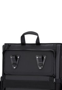 Fekete hátizsák cipzáras záródással, strapabíró, felső fogantyúval és két műanyag csattal az elején. Simább textúrával és megerősített varratokkal rendelkezik.