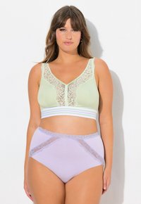Lys grøn bralette med blondekant og et stribet elastisk bånd. Et par lavendelfarvede højtaljede trusser med blonde accenter og sømløs design.