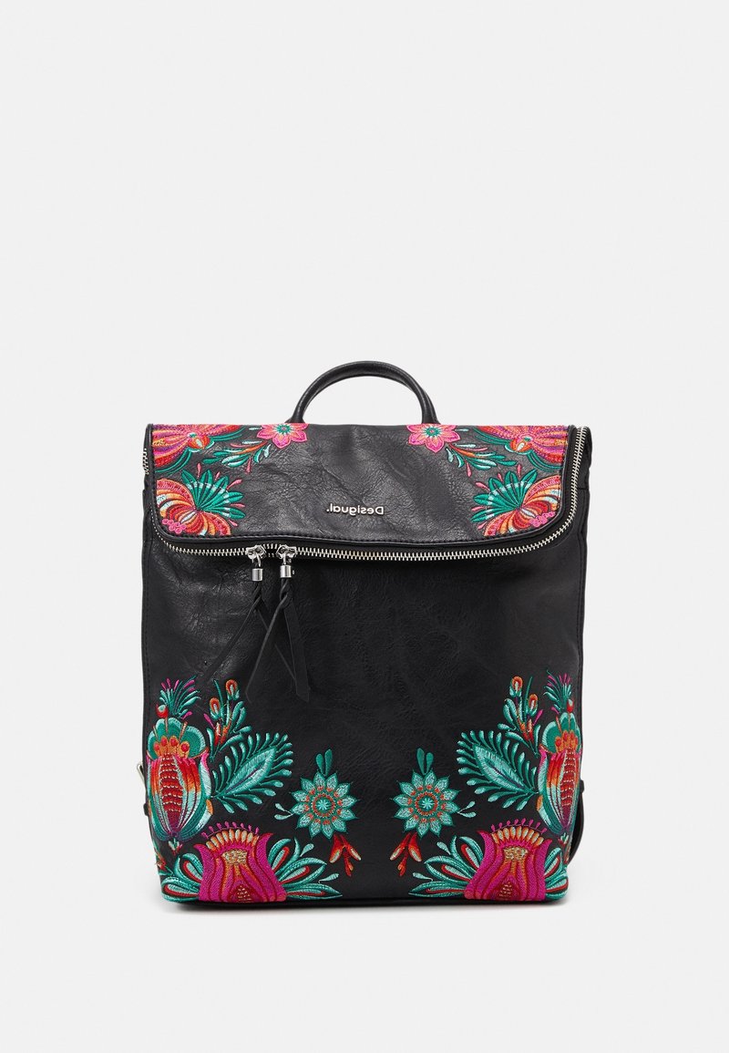 Sac à dos noir avec broderie florale colorée et fermeture éclair, doté d'une poignée supérieure et du nom de la marque "Desigual" sur le rabat.