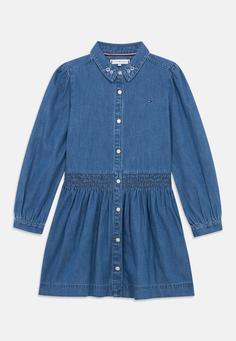 Τζιν φόρεμα με μακριά μανίκια, κουμπιά μπροστά, ελαστική μέση, κεντημένα λουλούδια στον γιακά και μικρό λογότυπο στην αριστερή πλευρά του στήθους.