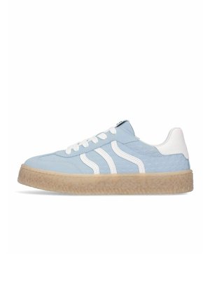 Baskets basses bleu clair avec lacets blancs, bandes blanches sur les côtés, accent blanc au talon et semelle beige texturée.