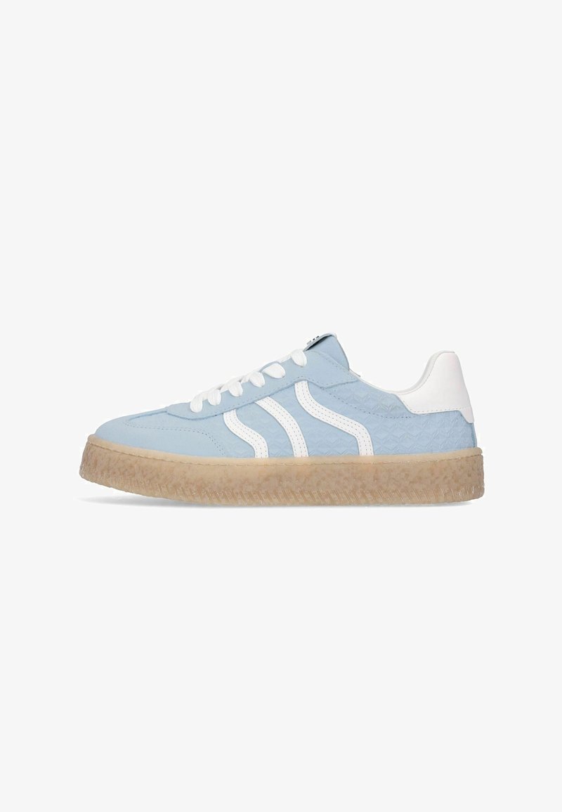 Baskets basses bleu clair avec lacets blancs, bandes blanches sur les côtés, accent blanc au talon et semelle beige texturée.