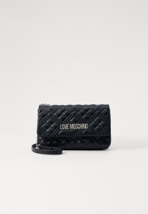 Sac bandoulière en cuir matelassé noir avec une chaîne argentée et le logo "LOVE MOSCHINO" sur le rabat avant.