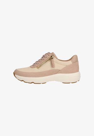 Beige sneaker met een mix van suede en leer, vetersluiting, zijrits en een dikke witte platformzool met een bruine loopzool.