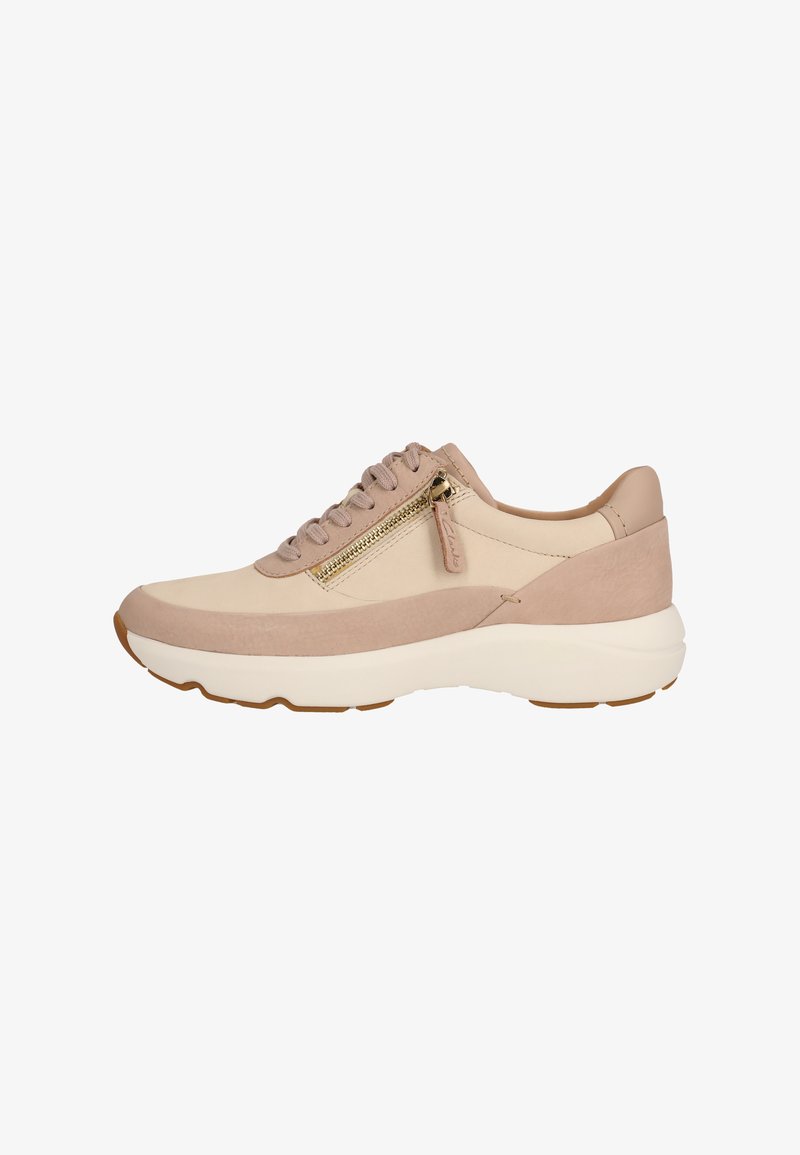 Sneaker beige se caractérisant par un mélange de daim et de cuir, une fermeture à lacets, un zip latéral et une épaisse semelle de plateforme blanche avec une semelle extérieure marron.