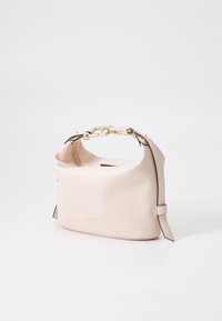 Bolso de mano de cuero rosa con forma curva, que cuenta con un asa de cadena en tono dorado y un cierre de cremallera en la parte superior. Diseño minimalista con logo grabado.