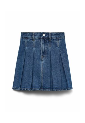 Mini gonna in denim blu con pinces frontali, passanti per cintura e chiusura con bottone metallico, esposta su uno sfondo bianco.