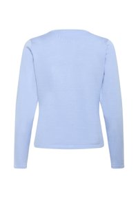 Világoskék hosszú ujjú felső, texturált kötött anyagból. Kerek nyakkivágással és testhez simuló sziluettel rendelkezik, látható logók vagy díszítések nélkül.