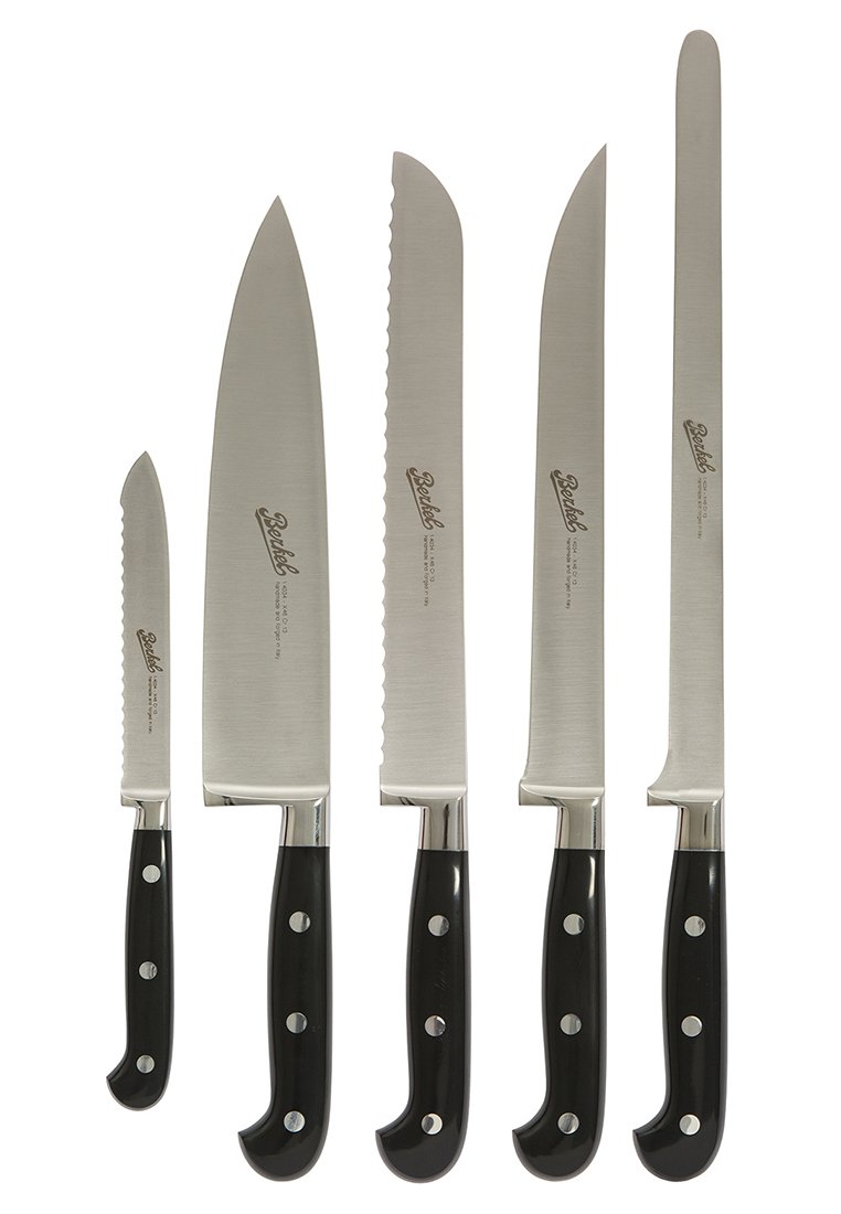 Juego de cuchillos con cinco hojas de acero inoxidable de diferentes tamaños, con mangos de plástico negro y remaches plateados. Incluye un borde serrado.