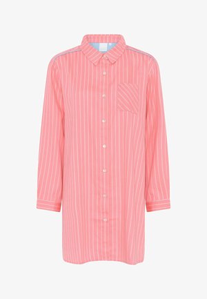 Lyserød stribet langærmet skjorte med button-down krave og en enkelt brystlomme; har tynde hvide striber og en glat tekstur.