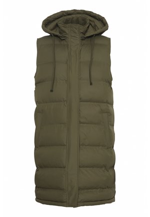 Gilet matelassé vert olive avec capuche, fermeture éclair à l'avant, cordons réglables et deux poches latérales. Comprend un rembourrage matelassé pour l'isolation.