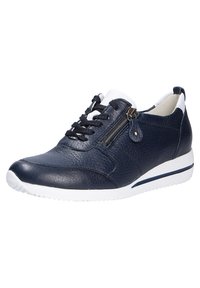 Marineblaue Leder-Sneaker mit weißer Sohle, ausgestattet mit Schnürung und Reißverschluss, strukturiertem Finish und minimalen weißen Akzenten an Ferse und Sohle.