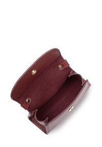 Portafoglio in pelle bordeaux con interni in morbido suede, dotato di chiusura a scatto e più slot per carte. Texture liscia e design snello.