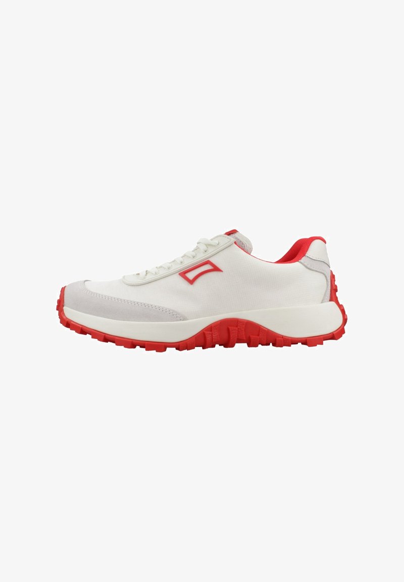 Baskets blanches avec une semelle rouge texturée, des accents rouges au niveau du talon et des lacets, et des détails gris sur les orteils. Conception légère.