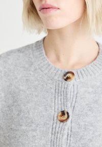 Vero Moda VMBOOM NECK BUTTON CARDIGAN  - Cardigan - light grey melange