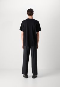 Les Deux BARRY  - Apdrukāts T-krekls - black