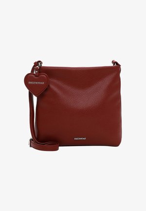 Rote Leder-Umhängetasche mit strukturiertem Finish, verstellbarem Trageriemen und einem herzförmigen Etikett mit dem eingprägten Markennamen.