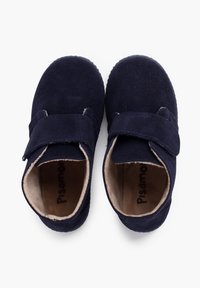 Zapatos para bebés de ante azul marino con una correa de Velcro. Punta redondeada y suela de goma texturizada. Interior forrado con cuero de color claro.