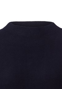 Navy gestrickter Pullover mit hohem Kragen und strukturiertem Stoff. Das Design ist nahtlos mit einer klassischen, geraden Silhouette.