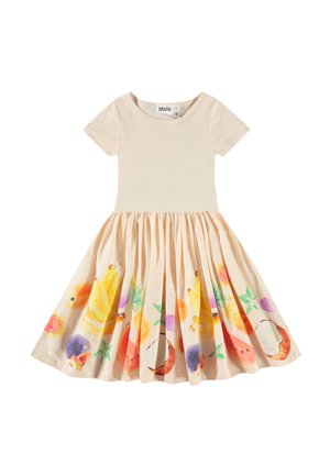 Robe crème à manches courtes avec une jupe plissée rose-orangée arborant des motifs de fruits aquarellés colorés au niveau de l'ourlet. Matière en coton doux.