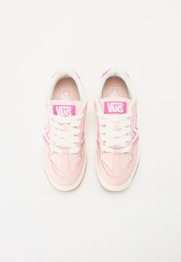 Zapatillas rosas con cordones blancos y un collar acolchado. El diseño presenta acentos rosas y el logo de "VANS" en la lengüeta y los lados.