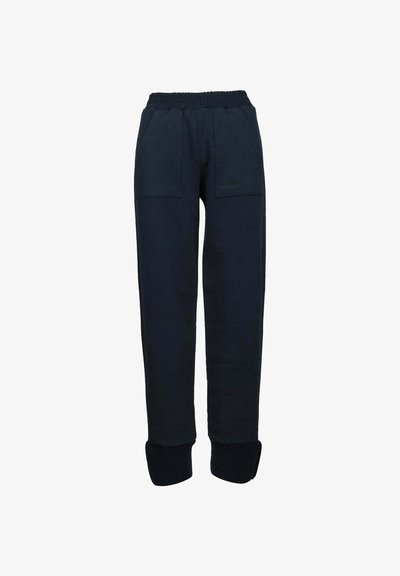 Pantaloni della tuta blu navy con vita elastica, due tasche frontali, polsini a coste e materiale morbido e strutturato. Branding discreto sul davanti.