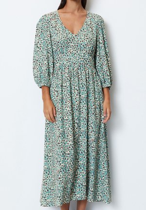 Robe midi florale en bleu sarcelle clair avec un décolleté en V, des manches bouffantes et une taille cintrée. Présente un motif abstrait crème et marron foncé.