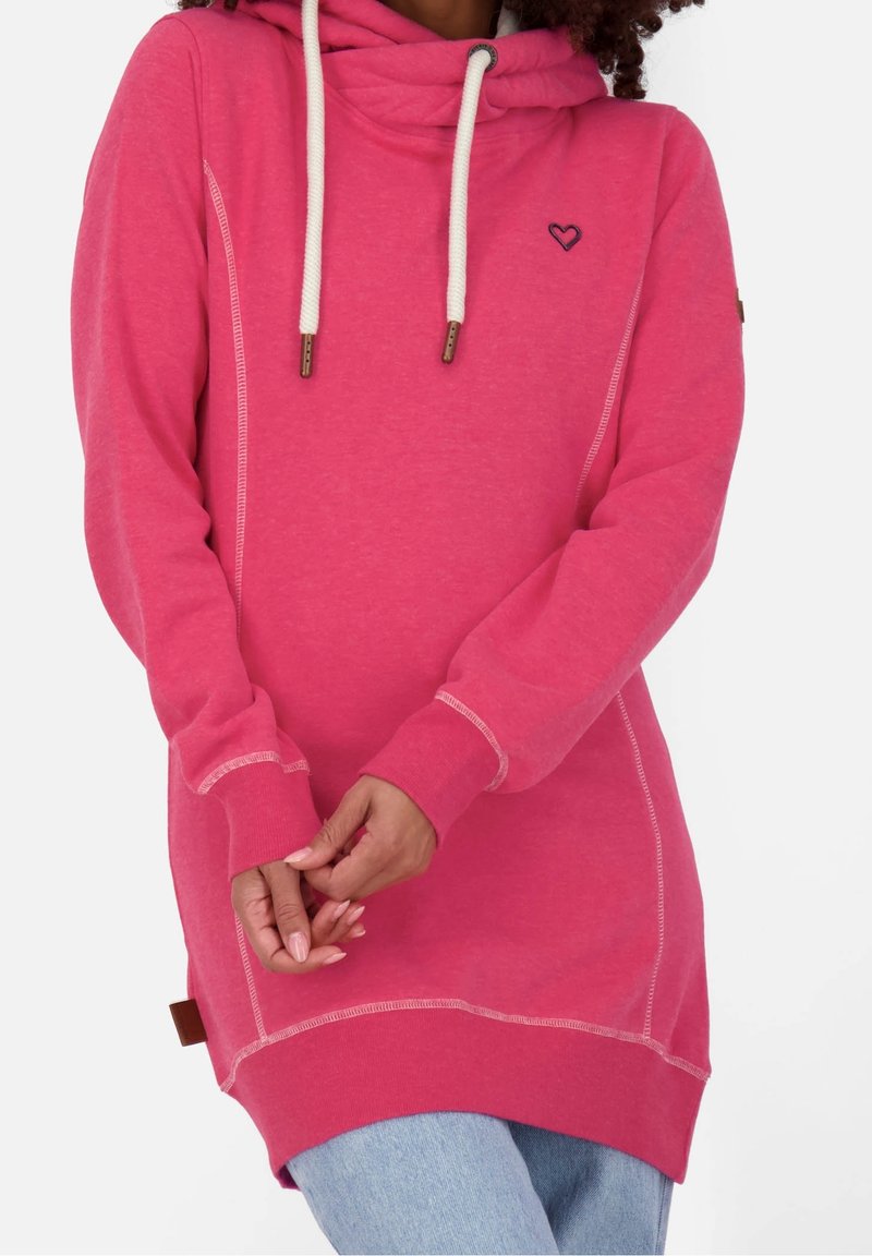 Felpa con cappuccio rosa, con lacci bianchi, polsini a coste e fessure laterali. Presenta un piccolo logo a forma di cuore e cuciture a contrasto.