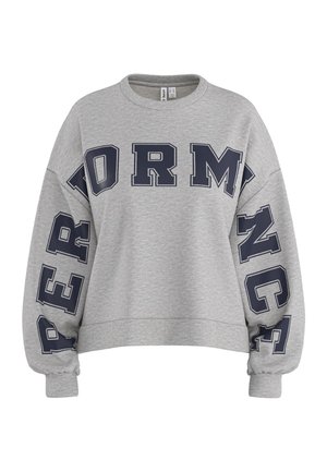 Lysegrå crewneck sweater med store navy blå blokbogstaver, der staver "PERFORMANCE" hen over bryst og ærmer.