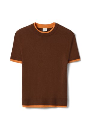 Suéter marrón de manga corta con puños, dobladillo y cuello acanalados, con un ribete naranja en el escote, las mangas y el dobladillo inferior.