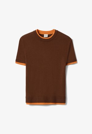 Suéter marrón de manga corta con puños, dobladillo y cuello acanalados, con un ribete naranja en el escote, las mangas y el dobladillo inferior.