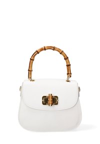 Borsa in pelle bianca con pattina curva, manico in bambù e finiture in tonalità oro. Presenta un'evidente chiusura sulla parte anteriore.