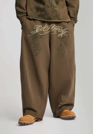 Ed Hardy, MENS SHADOW GRAPHIC BALLOON JOGGERS - Tracksuit bottoms - khaki