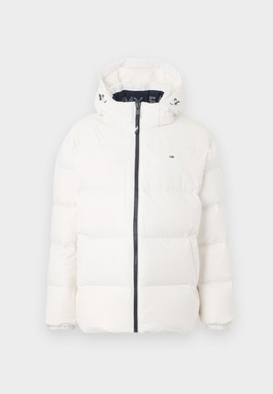 Chaqueta de plumas blanca con cierre frontal, capucha ajustable, puños elásticos y costuras a tono. Presenta un logo en el pecho y una silueta moderna.
