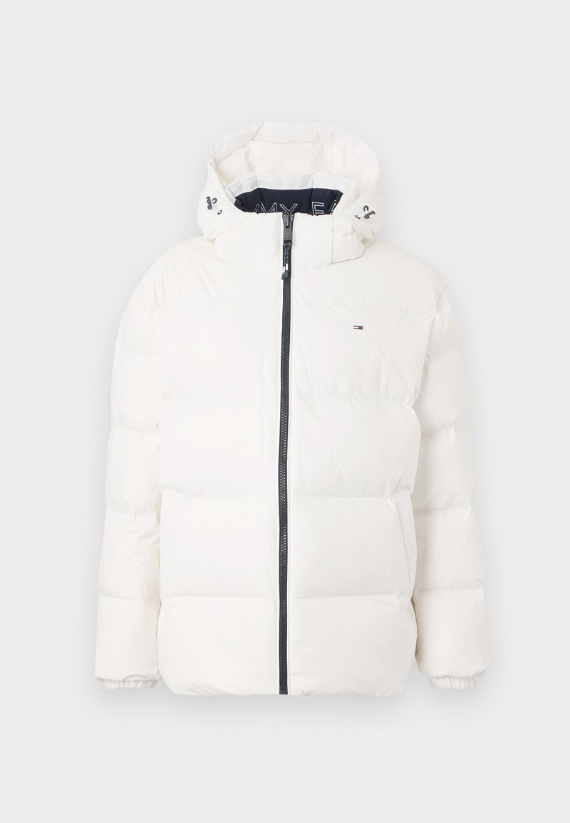 Witte pufferjack met een rits aan de voorkant, verstelbare capuchon, elastische manchetten en ton-sur-ton stiksels. Voorzien van een logo op de borst en een moderne silhouet.