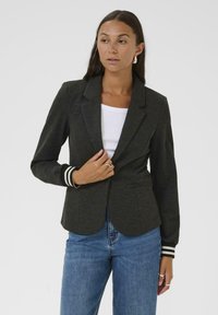 Blazer gris foncé en tissu doux, doté d'un design ajusté, d'une fermeture à un bouton et de poignets rayés. Silhouette classique et structurée.