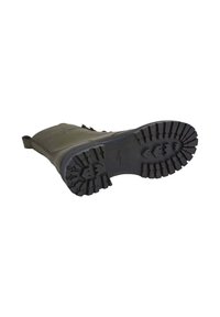 Bota de cuero verde con una suela de goma negra y resistente, con treads profundos y una pestaña en el talón para facilitar su uso. Superficie superior lisa.