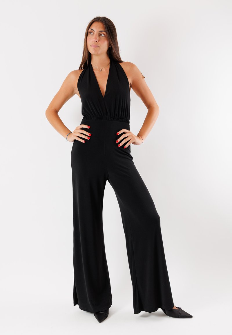 Jumpsuit nero con scollo all'americana, vita aderente e gambe svasate. Realizzato in un tessuto morbido e leggero con un profondo scollo a V.