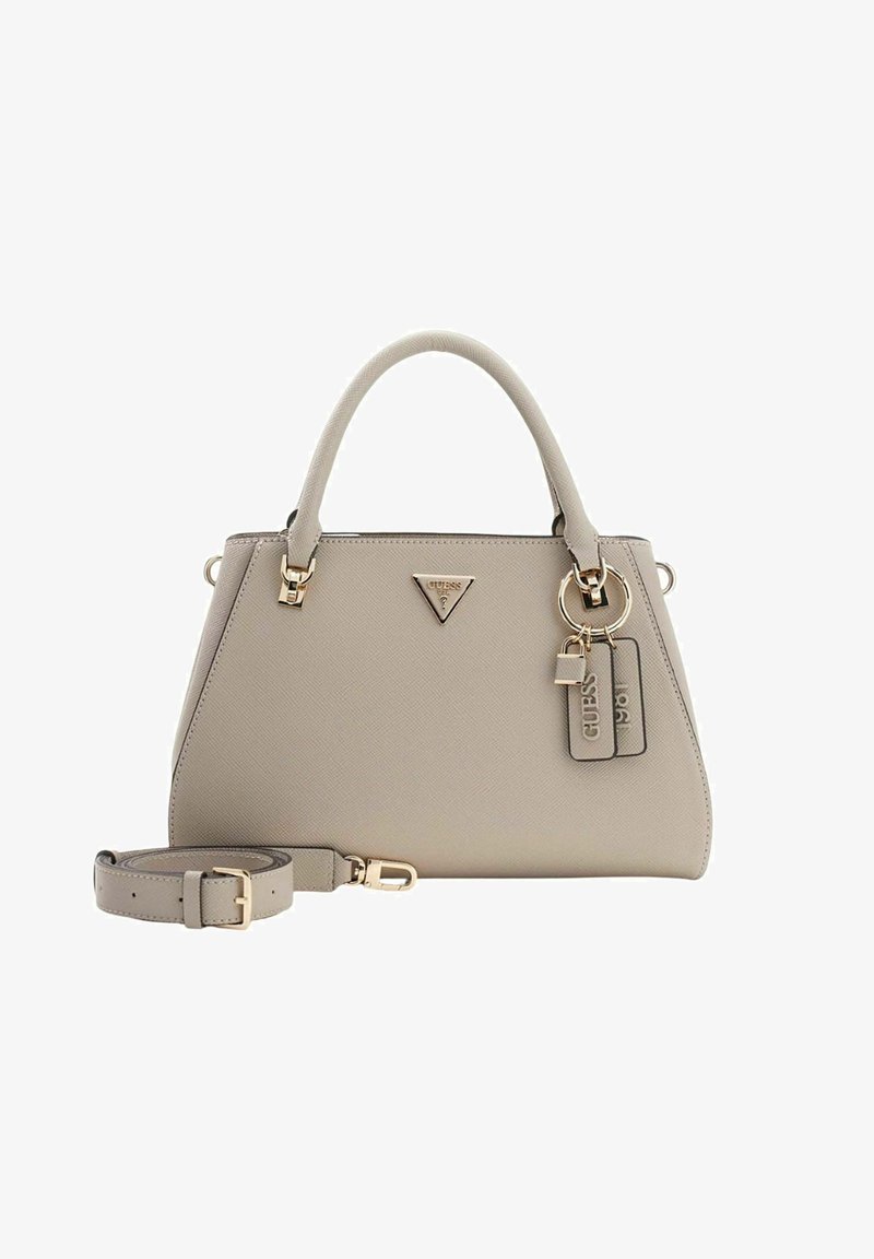 Sac à main en similicuir gris avec un design structuré, des ferrures dorées et une bandoulière amovible. Présente un logo triangulaire et des détails avec étiquettes.