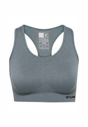 Sportbh in gedempt teal, gemaakt van een mengsel van gerecycled polyester en elastaan. Heeft een racerback ontwerp en een textuurdetail.