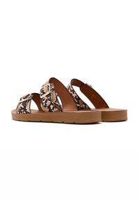 Sandalias de cuero con estampado de serpiente, que presentan dos correas ajustables y una suela plana en tono marrón. Superficie texturizada y acentos en negro contrastantes.