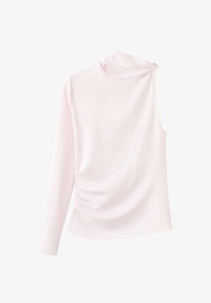 Svijetloružičasti top dugih rukava s okruglim ovratnikom, koji ima naborani dizajn i siluetu s jednim ramenom. Glatka, mekana tekstura tkanine.